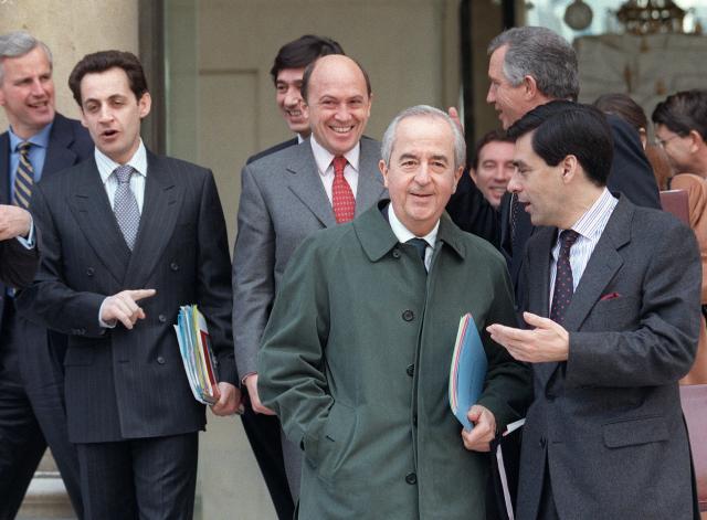 (FILES) Prime minister Edouard Balladur (c) listens to  minister of Higher Education and Research François Fillon (R) followed by Budget Minister Nicolas Sarkozy (L), Minister of Industry José Rossi and minister for Employment Michel Giraud, as they leave the presidential Elysee Palace in Paris at the end of the weekly cabinet meeting, March 2, 1995. Former Prime Minister Edouard Balladur died on August 31, 2026 in Paris at the age of 97, his family told AFP. (Photo by MICHEL GANGNE / AFP)