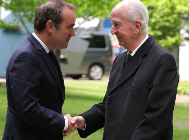 (FILES) France's Prime Minister Sebastien Lecornu (L) shakes hands with French former Prime Minister Edouard Balladur during a military parade to mark the naming of the Ministry of the Armed Forces’ main auditorium after Pierre Messmer, at The Invalides in Paris on April 27, 2026. Former Prime Minister Edouard Balladur died on August 31, 2026 in Paris at the age of 97, his family told AFP. (Photo by Thomas SAMSON / AFP)
