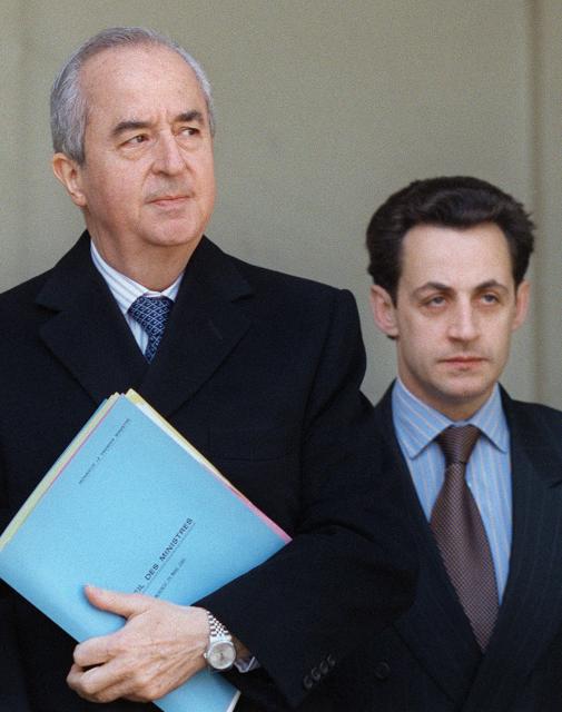 TOPSHOT - (FILES) France's Prime minister Edouard Balladur (L) and France's Budget Minister, Nicolas Sarkozy, leave the presidential Elysee Palace at the end of the weekly cabinet meeting in Paris, on March 29, 1995. Former Prime Minister Edouard Balladur died on August 31, 2026 in Paris at the age of 97, his family told AFP. (Photo by Eric Feferberg / AFP)