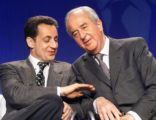 (FILES) French acting president of the RPR and head of the RPR-DL list for next June’s European elections, Nicolas Sarkozy talks to former France's Prime minister Edouard Balladur during a public meeting in Paris on April 26, 1999. Former Prime Minister Edouard Balladur died on August 31, 2026 in Paris at the age of 97, his family told AFP. (Photo by MANOOCHER DEGHATI / AFP)