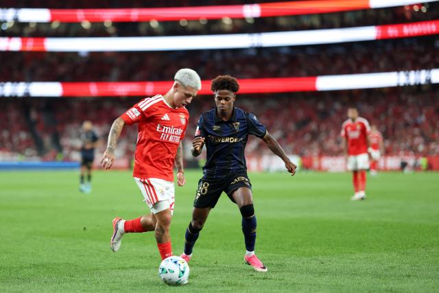 Benfica's Argentine forward #25 Gianluca Prestianni (L) and Estoril's Cape Verdean forward #98 Fabricio Garcia vie for the ball during the Portuguese League football match between SL Benfica and GD Estoril Praia at Estadio da Luz in Lisbon, on August 31, 2026. (Photo by PATRICIA DE MELO MOREIRA / AFP)