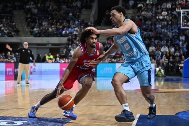 Puerto Rico's Ethan Thompson (L) dribbles against Uruguay's Pablo Gomez during the FIBA Basketball World Cup 2027 Americas qualifiers Group F match between Uruguay and Puerto Rico at the Antel Arena stadium in Montevideo on August 31, 2026. (Photo by Eitan ABRAMOVICH / AFP)