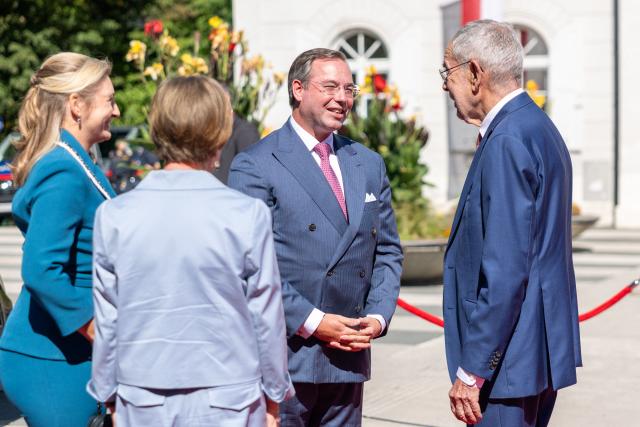 Hereditary Grand Duchess Stéphanie of Luxembourg (L), Hereditary Grand Duke Guillaume V of Luxembourg (2nd R), Austria's President Alexander Van der Bellen (R) and his wife Doris Schmidauer (2nd L) stand together on September 1, 2026, on the occasion of a meeting between Austria's President Van der Bellen and his counterparts from German-speaking countries Liechtenstein, Belgium, Germany, Luxembourg, and Switzerland, in Innsbruck, Austria. (Photo by EXPA/ JOHANN GRODER / various sources / AFP) / Austria OUT