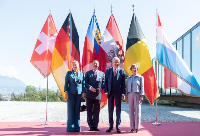 Hereditary Grand Duchess Stéphanie of Luxembourg (L), Hereditary Grand Duke Guillaume V of Luxembourg (2nd L), Austria's President Alexander Van der Bellen (2nd R) and his wife Doris Schmidauer (R) pose for a photo on September 1, 2026, on the occasion of a meeting between Austria's President Van der Bellen and his counterparts from German-speaking countries Liechtenstein, Belgium, Germany, Luxembourg, and Switzerland, in Innsbruck, Austria. (Photo by EXPA/ JOHANN GRODER / various sources / AFP) / Austria OUT