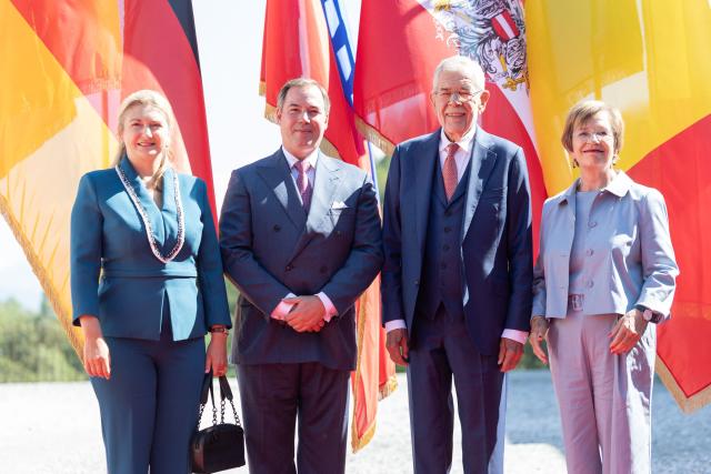 Hereditary Grand Duchess Stéphanie of Luxembourg (L), Hereditary Grand Duke Guillaume V of Luxembourg (2nd L), Austria's President Alexander Van der Bellen (2nd R) and his wife Doris Schmidauer (R) pose for a photo on September 1, 2026, on the occasion of a meeting between Austria's President Van der Bellen and his counterparts from German-speaking countries Liechtenstein, Belgium, Germany, Luxembourg, and Switzerland, in Innsbruck, Austria. (Photo by EXPA/ JOHANN GRODER / various sources / AFP) / Austria OUT