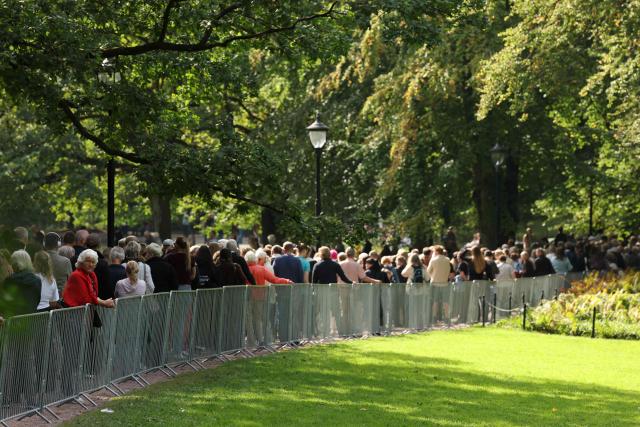 People line up to pay their respects to Norway's late King Harald V whose casket lies in state at the Royal Palace Chapel in Oslo, Norway, on September 1, 2026. Haakon VIII of Norway became king when his father King Harald V died in the morning of August 28 aged 89. (Photo by Odd ANDERSEN / AFP)