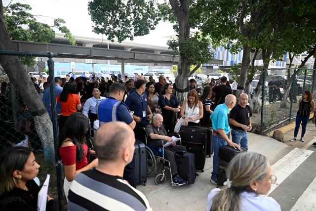 Passengers queue to check in during the reopening of Simon Bolivar International Airport, which was damaged by twin earthquakes in June, in Maiquetia, Venezuela, on September 1, 2026. (Photo by Federico PARRA / AFP)