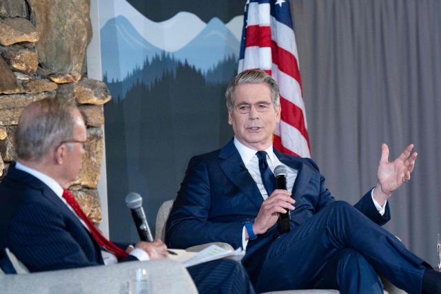 (L-R) Former director of the US National Economic Council Larry Kudlow and US Secretary of Treasury Scott Bessent speak at the G20 Finance Ministers and Central Bank Governors’ meeting in Asheville, North Carolina, on September 1, 2026. (Photo by Allison Joyce / AFP)