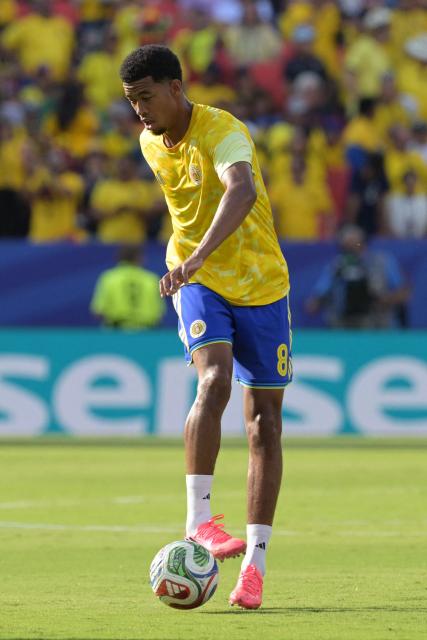 (FILES) Ecuador's forward #08 Anthony Valencia controls the ball during the warm-up ahead of 2026 World Cup Group E football match between Ecuador and Curacao at the Kansas City Stadium in Kansas City on June 20, 2026. Brazil's Flamengo announced on September 1, 2026, the signing of 23-year-old Ecuadorian striker Anthony Valencia, who joins from Royal Antwerp in Belgium. (Photo by JUAN MABROMATA / AFP)