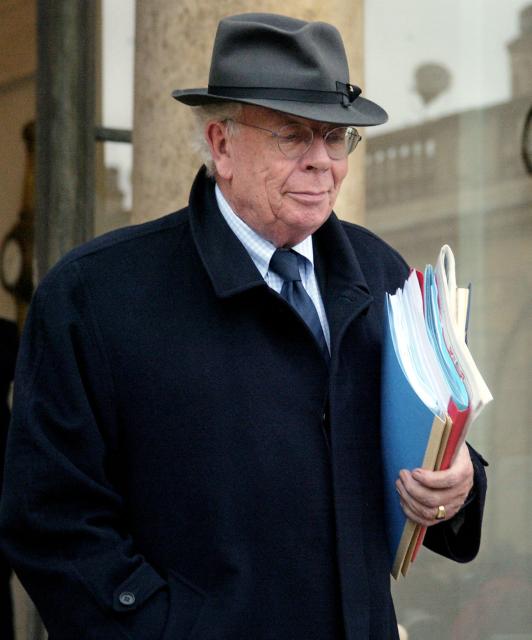 (FILES) French Minister for overseas cooperation Charles Josselin leaves the Elysee Palace following the weekly cabinet meeting in Paris on February 20, 2002. Charles Josselin, a former minister in Lionel Jospin's government and a historic figure of the Socialist Party (PS) in Brittany, has died, PS First Secretary Olivier Faure announced on X on September 1, 2026. (Photo by Joël SAGET / AFP)