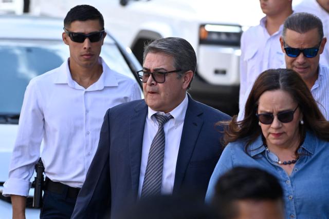 Former Honduran president Juan Orlando Hernandez (2014-2022) arrives at the Supreme Court of Justice accompanied by his wife Ana Garcia in Tegucigalpa on September 1, 2026, where a judge is set to rule on whether he will stand trial on money laundering and fraud charges following an initial hearing. (Photo by Orlando SIERRA / AFP)