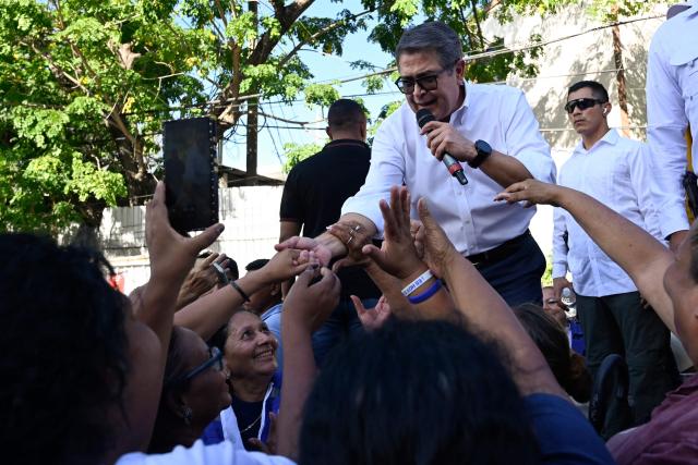 Former Honduran president Juan Orlando Hernandez (2014-2022) greets supporters outside the Supreme Court of Justice in Tegucigalpa on September 1, 2026, after a judge dismissed corruption charges against him. Honduran justice on September 1 dismissed corruption charges against former president Juan Orlando Hernandez, who had previously been pardoned by US President Donald Trump following a drug trafficking conviction in the United States, the judiciary said. (Photo by Orlando SIERRA / AFP)
