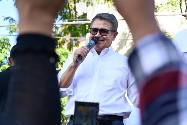 Former Honduran president Juan Orlando Hernandez (2014-2022) speaks to supporters outside the Supreme Court of Justice in Tegucigalpa on September 1, 2026, after a judge dismissed corruption charges against him. Honduran justice on September 1 dismissed corruption charges against former president Juan Orlando Hernandez, who had previously been pardoned by US President Donald Trump following a drug trafficking conviction in the United States, the judiciary said. (Photo by Orlando SIERRA / AFP)