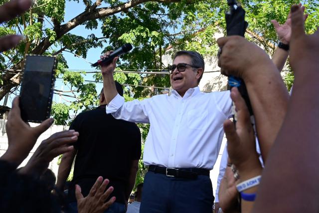 Former Honduran president Juan Orlando Hernandez (2014-2022) greets supporters outside the Supreme Court of Justice in Tegucigalpa on September 1, 2026, after a judge dismissed corruption charges against him. Honduran justice on September 1 dismissed corruption charges against former president Juan Orlando Hernandez, who had previously been pardoned by US President Donald Trump following a drug trafficking conviction in the United States, the judiciary said. (Photo by Orlando SIERRA / AFP)