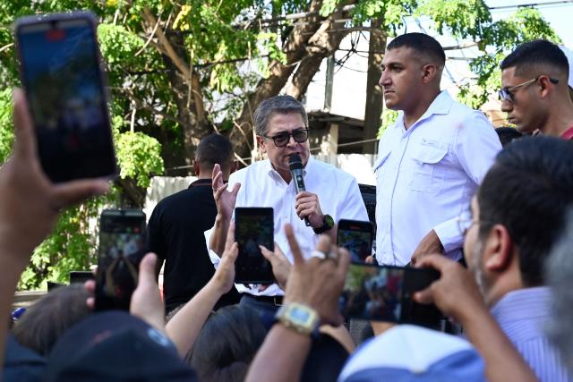 Former Honduran president Juan Orlando Hernandez (2014-2022) speaks to supporters outside the Supreme Court of Justice in Tegucigalpa on September 1, 2026, after a judge dismissed corruption charges against him. Honduran justice on September 1 dismissed corruption charges against former president Juan Orlando Hernandez, who had previously been pardoned by US President Donald Trump following a drug trafficking conviction in the United States, the judiciary said. (Photo by Orlando SIERRA / AFP)