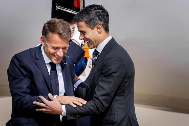 Netherlands' Prime Minister Rob Jetten (R) welcomes France's President Emmanuel Macron upon his arrival at the airport in Eindhoven on September 2, 2026. Emmanuel Macron will visit a technological hub during a visit focused on exchange views on strengthening the relationship between France and the Netherlands and on their shared priorities to strengthen European sovereignty. (Photo by Sem van der Wal / AFP)