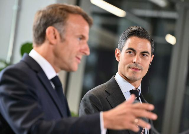 Netherlands' Prime Minister Rob Jetten (R) looks at France's President Emmanuel Macron (L) addressing media during a joint press conference during a visit at the Brainport Industries campus, in Eindhoven on September 2, 2026. Emmanuel Macron will visit a technological hub during a visit focused on exchange views on strengthening the relationship between France and the Netherlands and on their shared priorities to strengthen European sovereignty. (Photo by NICOLAS TUCAT / AFP)