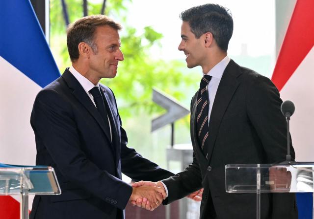 Netherlands' Prime Minister Rob Jetten (R) and France's President Emmanuel Macron (L) shake hands following a joint press conference during a visit at the Brainport Industries campus, in Eindhoven on September 2, 2026. Emmanuel Macron will visit a technological hub during a visit focused on exchange views on strengthening the relationship between France and the Netherlands and on their shared priorities to strengthen European sovereignty. (Photo by NICOLAS TUCAT / AFP)