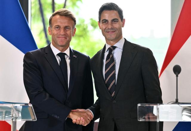 Netherlands' Prime Minister Rob Jetten (R) and France's President Emmanuel Macron (L) shake hands following a joint press conference during a visit at the Brainport Industries campus, in Eindhoven on September 2, 2026. Emmanuel Macron will visit a technological hub during a visit focused on exchange views on strengthening the relationship between France and the Netherlands and on their shared priorities to strengthen European sovereignty. (Photo by NICOLAS TUCAT / AFP)