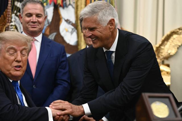 US President Donald Trump shakes hands with Hilton CEO Christopher  Nassetta (R) during a meeting with travel industry executives in the Oval Office of the White House in Washington, DC, on September 2, 2026. (Photo by Brendan SMIALOWSKI / AFP)