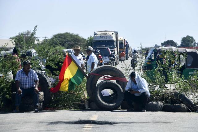 Agricultural producers block a road in the town of Cuatro Canadas, Santa Cruz department, Bolivia, on September 2, 2026, in protest against Supreme Decree 5676, which raises the price of diesel. (Photo by RODRIGO URZAGASTI / AFP)