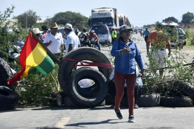 Agricultural producers block a road in the town of Cuatro Canadas, Santa Cruz department, Bolivia, on September 2, 2026, in protest against Supreme Decree 5676, which raises the price of diesel. (Photo by RODRIGO URZAGASTI / AFP)