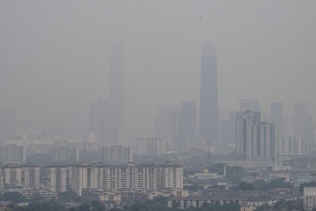 Haze shrouds the Kuala Lumpur skyline as seen from Ampang, in Malaysia’s Selangor state, on September 3, 2026. Indonesia has for weeks battled wildfires that have led to school closures and thousands of people requiring medical treatment, with smoke also drifting across to Malaysia and Singapore. (Photo by Mohd Rasfan / AFP)