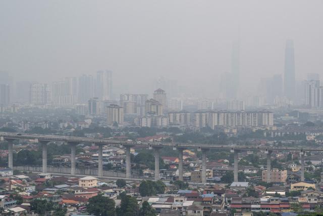 Haze shrouds the Kuala Lumpur skyline as seen from Ampang, in Malaysia’s Selangor state, on September 3, 2026. Indonesia has for weeks battled wildfires that have led to school closures and thousands of people requiring medical treatment, with smoke also drifting across to Malaysia and Singapore. (Photo by Mohd Rasfan / AFP)