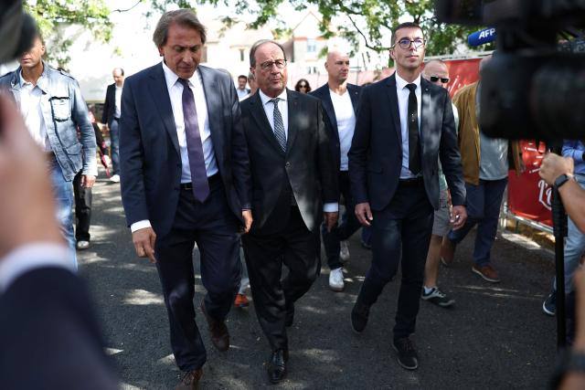 Socialistes et Apparentes' MP and candidate for a left-wing primary ahead of France's 2027 presidentiel election Jerome Guedj (L), and former French President and Socialistes et Apparentes' MP Francois Hollande (C) visit the agricultural fair in Chalons-en-Champagne, northeastern France on September 3, 2026. (Photo by Sameer AL-DOUMY / AFP)
