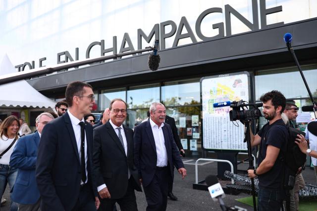 Former French President and Socialistes et Apparentes' MP Francois Hollande (C) visits the agricultural fair in Chalons-en-Champagne, northeastern France on September 3, 2026. (Photo by Sameer AL-DOUMY / AFP)