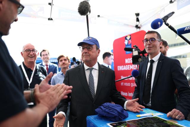 Former French President and Socialistes et Apparentes' MP Francois Hollande (C) visits the agricultural fair in Chalons-en-Champagne, northeastern France on September 3, 2026. (Photo by Sameer AL-DOUMY / AFP)