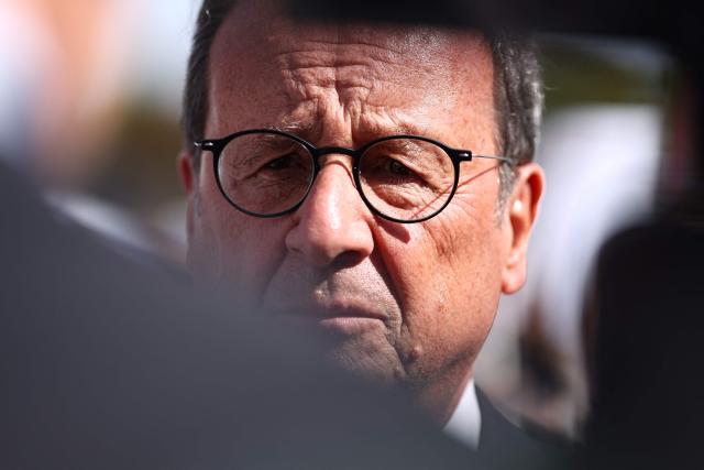 Former French President and Socialistes et Apparentes' MP Francois Hollande (C) visits the agricultural fair in Chalons-en-Champagne, northeastern France on September 3, 2026. (Photo by Sameer AL-DOUMY / AFP)
