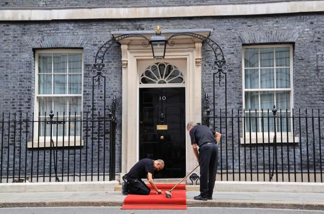 Workers prepare a red carpet ahead of the arrival of France's President, outside the entrance to 10 Downing Street, the official residence of Britain's Prime Minister, in central London on September 3, 2026. (Photo by Ludovic MARIN / AFP)