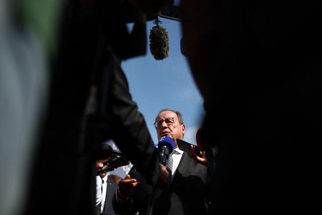 Former French President and Socialistes et Apparentes' MP Francois Hollande speaks to the press as he visits the agricultural fair in Chalons-en-Champagne, northeastern France on September 3, 2026. (Photo by Sameer AL-DOUMY / AFP)