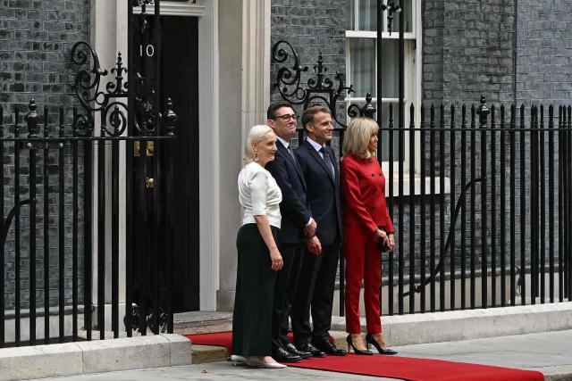 Britain's Prime Minister Andy Burnham and his wife Marie-France pose with France's President Emmanuel Macron and his wife Brigitte Macron on the steps of 10 Downing Street in central London on September 3, 2026, ahead of their meeting. (Photo by JUSTIN TALLIS / AFP)