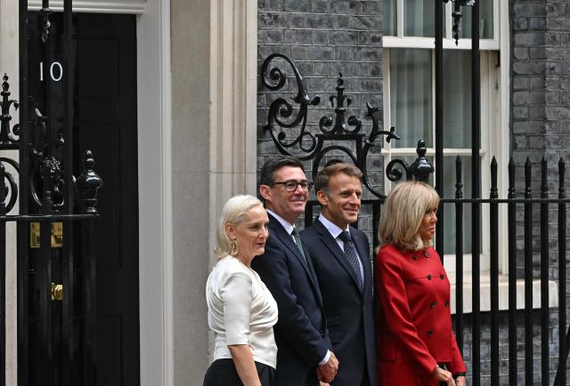 Britain's Prime Minister Andy Burnham and his wife Marie-France pose with France's President Emmanuel Macron and his wife Brigitte Macron on the steps of 10 Downing Street in central London on September 3, 2026, ahead of their meeting. (Photo by JUSTIN TALLIS / AFP)