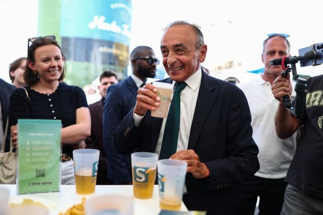 French far-right Reconquete! party leader Eric Zemmour (C) visits the agricultural fair in Chalons-en-Champagne, northeastern France on September 3, 2026. (Photo by Sameer AL-DOUMY / AFP)