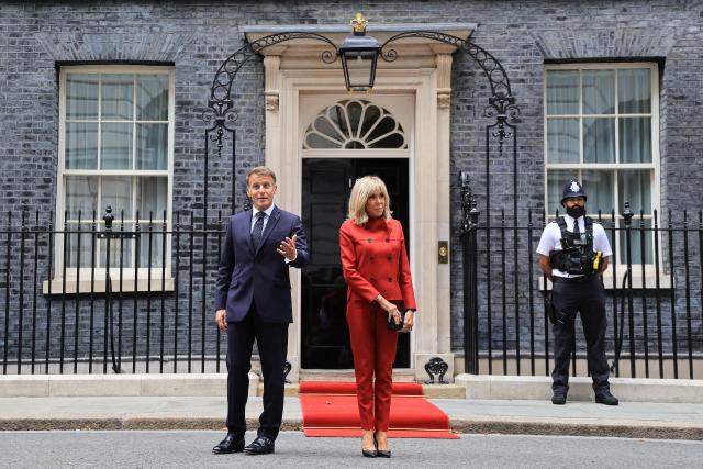 France's President Emmanuel Macron and his wife Brigitte Macron pose before walking to a car after leaving from 10 Downing Street in central London on September 3, 2026, where they met with Britain's Prime Minister. (Photo by Ludovic MARIN / AFP)