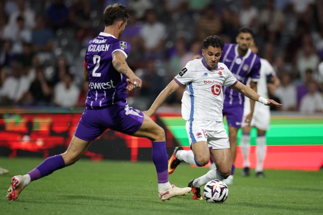 Lille's Moroccan forward #11 Osame Sahraoui (R) fights with Toulouse's Danish defender #02 Rasmus Nicolaisen (L) during the French L1 football match between Toulouse Football Club (TFC) and Lille (LOSC) at the Stadium in Toulouse, southwestern France, on September 3, 2026. (Photo by Valentine CHAPUIS / AFP)
