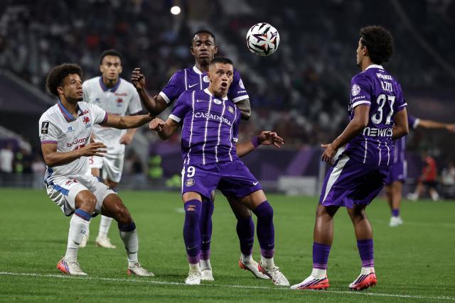 Toulouse's Argentine forward #09 Santiago Hidalgo (C) controls the ball during the French L1 football match between Toulouse Football Club (TFC) and Lille LOSC at the Stadium in Toulouse, southwestern France, on September 3, 2026. (Photo by Valentine CHAPUIS / AFP)
