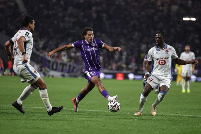 Toulouse's French midfielder #37 Ilyas Azizi (C) controls the ball during the French L1 football match between Toulouse Football Club (TFC) and Lille LOSC at the Stadium in Toulouse, southwestern France, on September 3, 2026. (Photo by Valentine CHAPUIS / AFP)