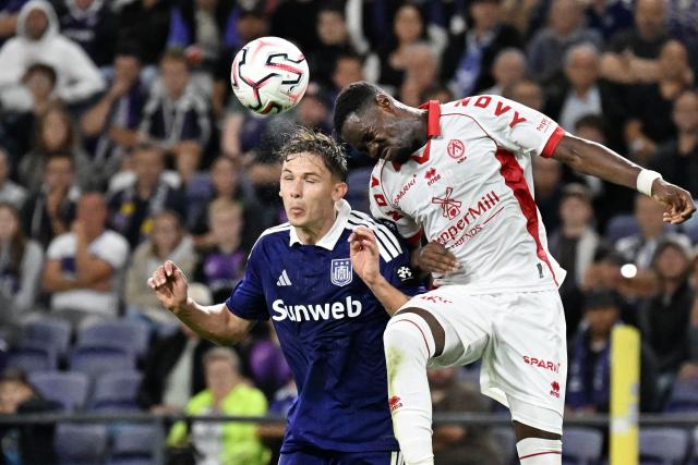 Anderlecht's Ukrainian forward #14 Danylo Sikan (L) and Kortrijk's French defender #36 Rudy Kohon fight for the ball during the Belgian "Pro League" First Division football match between RSC Anderlecht and KV Kortrijk at Lotto Park in Brussels on September 3, 2026. (Photo by Maarten STRAETEMANS / Belga / AFP) / Belgium OUT
