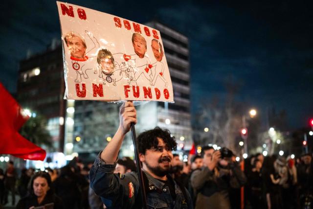 A demonstrator holds a placard against the Madrid Forum, a meeting of Latin American right-wing leaders, in Santiago on September 3, 2026. (Photo by Eduardo Vasquez / AFP)