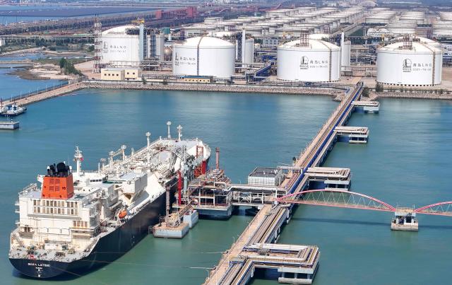 Gigira Laitebo tanker (L) unloads Liquefied Natural Gas (LNG) for Chinese state-owned oil and gas enterprise Sinopec, China Petroleum and Chemical Corporation in Qingdao, China's eastern Shandong province on September 3, 2026. (Photo by CN-STR / AFP) / China OUT