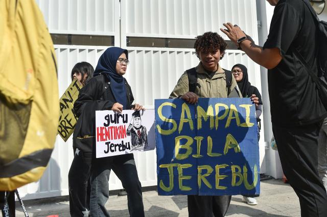 Activists gathered in front of the Indonesian embassy in Kuala Lumpur to submit an official memorandum calling for transparency and corporate accountability across borders on September 4,2026. Air quality in Malaysia deteriorated further from September 1, as smoke from Indonesian forest fires drove up respiratory complaints and sent residents scrambling for protective masks. (Photo by Arif Kartono / AFP)