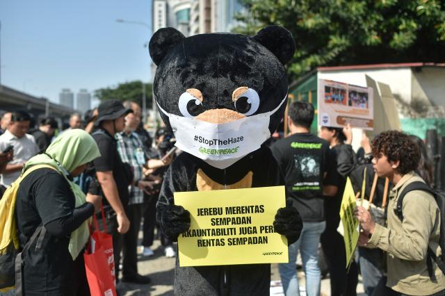 An activist wearing a costume joins a gathering outside the Indonesian embassy in Kuala Lumpur to submit an official memorandum calling for transparency and corporate accountability across borders on September 4,2026. Air quality in Malaysia deteriorated further from September 1, as smoke from Indonesian forest fires drove up respiratory complaints and sent residents scrambling for protective masks. (Photo by Arif Kartono / AFP)
