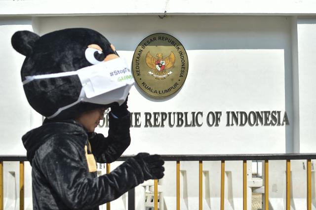 An activist wearing a costume joins a gathering outside the Indonesian embassy in Kuala Lumpur to submit an official memorandum calling for transparency and corporate accountability across borders on September 4,2026. Air quality in Malaysia deteriorated further from September 1, as smoke from Indonesian forest fires drove up respiratory complaints and sent residents scrambling for protective masks. (Photo by Arif Kartono / AFP)