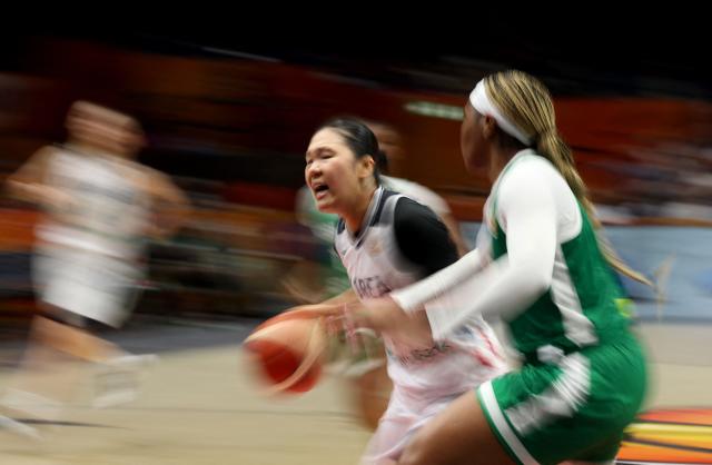 South Korea's forward #01 Park Ji-hyun (L) and Nigeria's forward #0 Amy Okonkwo vie for the ball during the 2026 FIBA Women's Basketball World Cup Group B match between South Korea and Nigeria at the Berlin Arena in Berlin on September 4, 2026. (Photo by Odd ANDERSEN / AFP)