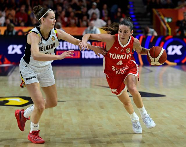 Turkey's point guard #04 Olcay Cakir moves past Belgium's small forward #06 Antonia Delaere during the 2026 FIBA Women's Basketball World Cup Group C match between Belgium and Turkey at the Max-Schmeling-Halle in Berlin on September 4, 2026. (Photo by John MACDOUGALL / AFP)