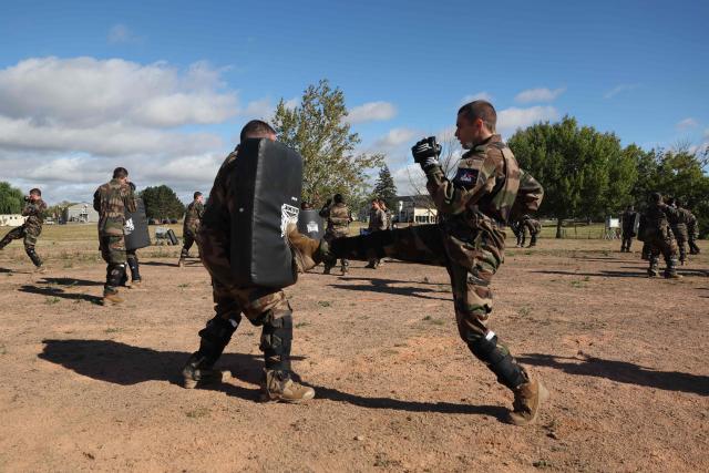 Volunteers for the French national service learn close combat techniques (Technique d'intervention operationnelle rapprochee, TIOR) during their military service at Evreux-Fauville air base in Evreux on September 4, 2026. At a time when Europe is facing a conflict on its doorstep with Russia, the new scheme wanted by President Emmanuel Macron is presented as a means of strengthening the link between the nation and the armed forces, but also as a response to the needs of the armed forces in the face of threats. (Photo by Alain JOCARD / AFP)